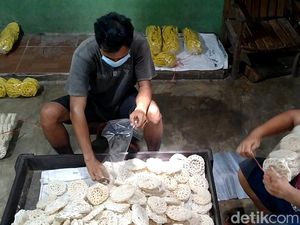 Kerupuk Kaleng Naik Jadi Rp 2.000, Pedagang: Kalau Tidak Kami Tak Hidup
