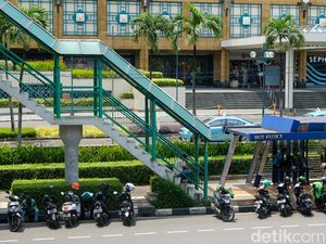 Pernah Dirazia, Ojol Mangkal Lagi di Halte Atletik Senayan