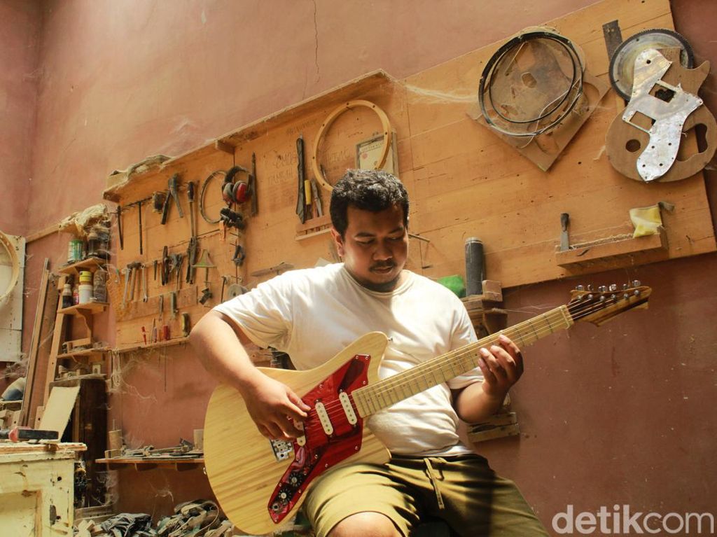 Keren! Gitar Bambu Made in Cimahi Terbang ke Jerman hingga China