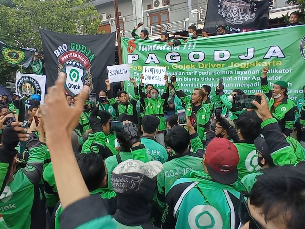 Ribuan Driver Ojol Geruduk Kantor Gojek Yogyakarta