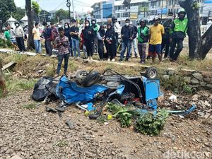 Bajaj Tertabrak KRL di Bekasi, 2 Penumpang Tewas-Sopir Luka