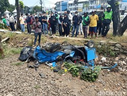 Bajaj Tertabrak KRL di Bekasi, 2 Penumpang Tewas-Sopir Luka