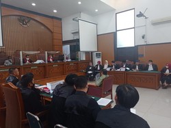 Detik-detik Irjen Napoleon Lumuri M Kace dengan Tinja Manusia: Tutup Matamu!