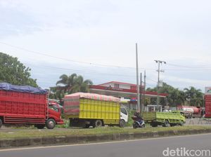 Sopir Truk di Sulawesi Utara Kesulitan Dapat Solar, Antre hingga 15 Jam Sopir Truk di Sulawesi Utara Kesulitan Dapat Solar, Antre hingga 15 Jam