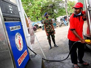 Krisis Ekonomi di Sri Lanka, SPBU Dijaga Ketat Tentara