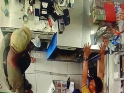 Aksi Perampokan Minimarket di Kendal Terekam CCTV, Kasir Disiram BBM