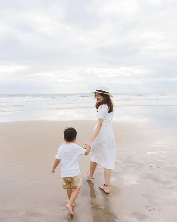 Tasya Kamila dan Arrasya dengan Busana Serba Putih Tasya Kamila dan Arrasya