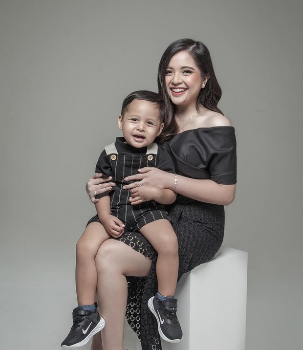 Tasya Kamila dan Arrasya Kompak dengan Busana Serba Hitam Tasya Kamila dan Arrasya