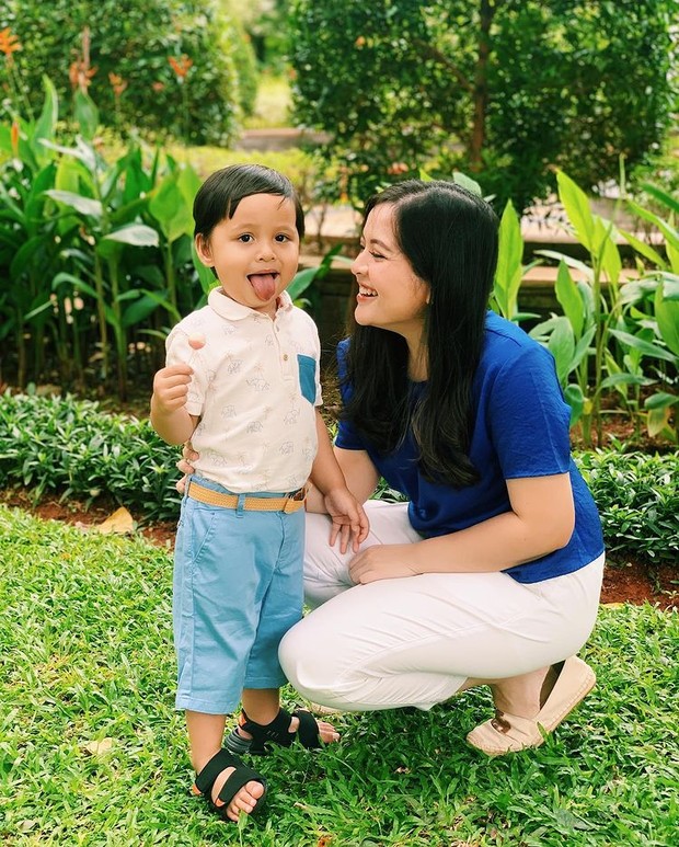 Tasya Kamila dan Arrasya Tampil Kompak dengan Busana Putih dan Biru Tasya Kamila dan Arrasya