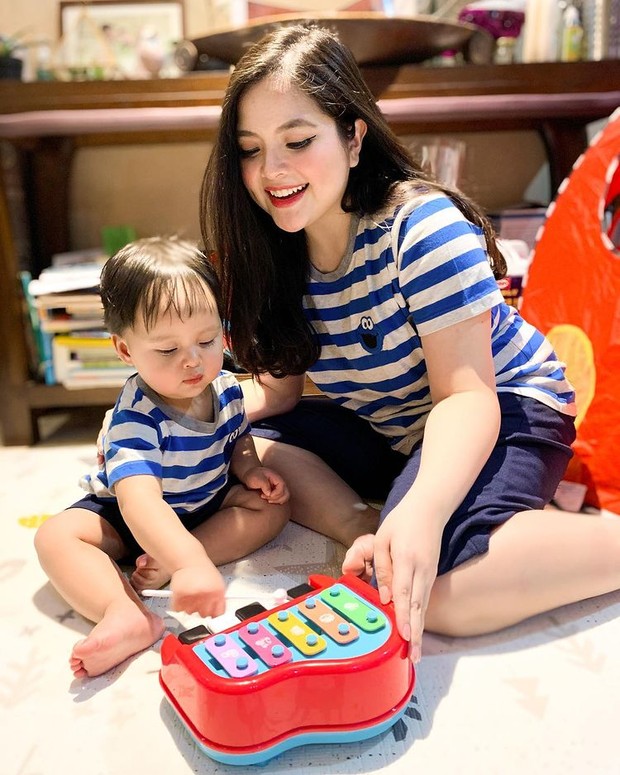 Tasya Kamila dan Arrasya Tampil Simpel dengan T-shirt Mirip Tasya Kamila dan Arrasya