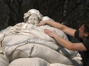 Tengok Cara Ukraina Lindungi Karya Seni dari Serangan Bom Rusia