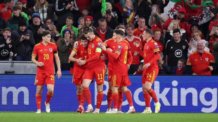 CARDIFF, WALES - NOVEMBER 13: Neco Williams of Wales celebrates with Daniel James, Gareth Bale and Harry Wilson after scoring their sides second goal during the 2022 FIFA World Cup Qualifier match between Wales and Belarus at Cardiff City Stadium on November 13, 2021 in Cardiff, Wales. (Photo by Richard Heathcote/Getty Images)