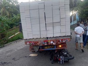 Pemotor Tertabrak Truk Gagal Nanjak di Bogor Meninggal di RS