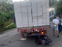 Gagal Nanjak, Truk Muatan Hebel Mundur Lalu Tabrak Motor di Bogor