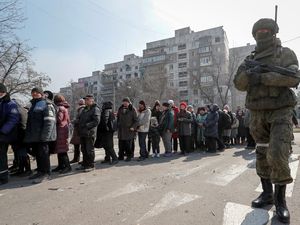 Antre Panjang Pembagian Makanan di Mariupol Dijaga Ketat Tentara Rusia