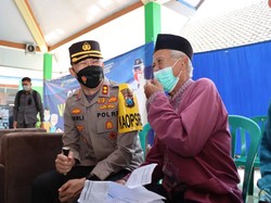 Antusias Kakek Husein Ikut Vaksinasi Booster di Malang