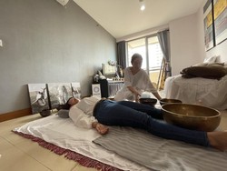 Bisa Buat Healing, Begini Lho Cara Kerja Singing Bowl Ala Pawang Hujan Mandalika