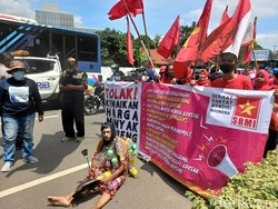 Bawa Kuali, Massa Demo di Kemendag Tuntut Harga Minyak Goreng Diturunkan