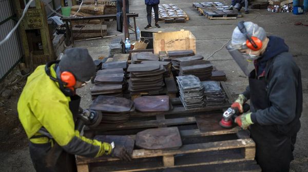 Lawan Rusia, Workshop Seni Diubah Jadi Pabrik Rompi Anti Peluru