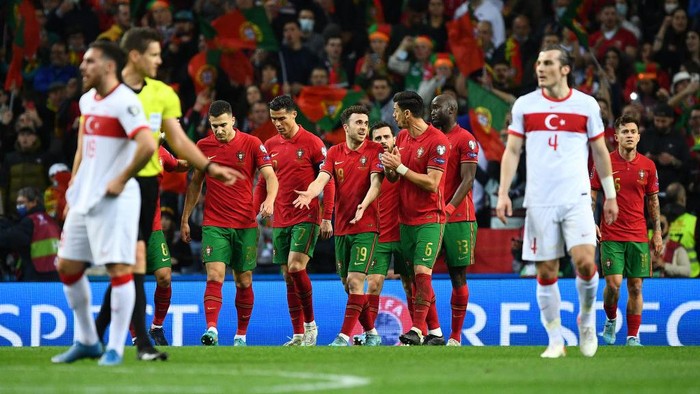 PORTO, PORTUGAL - MARCH 24:  Diogo Jota of Portugal celebrates scoring his teams second goal during the 2022 FIFA World Cup Qualifier knockout round play-off match between Portugal and Turkey at Estadio do Dragao on March 24, 2022 in Porto, Porto. (Photo by Octavio Passos/Getty Images)