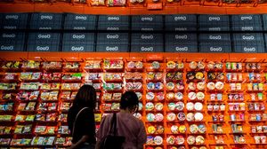 Toko di Bangkok Ini Sedia Mi Instan se-Asia, Indonesia Ada Nggak Ya?