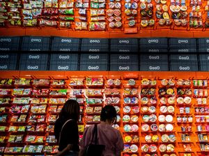 Toko di Bangkok Ini Sedia Mi Instan se-Asia, Indonesia Ada Nggak Ya?