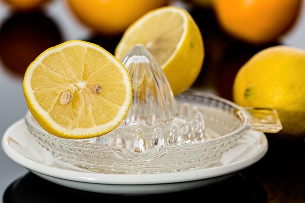 Air perasan lemon sebagai bahan alami perawatan kuku/pexels.com/@pixabay/ Air perasan lemon yang mengandung Vitamin C bisa digunakan untuk melakukan perawatan kuku