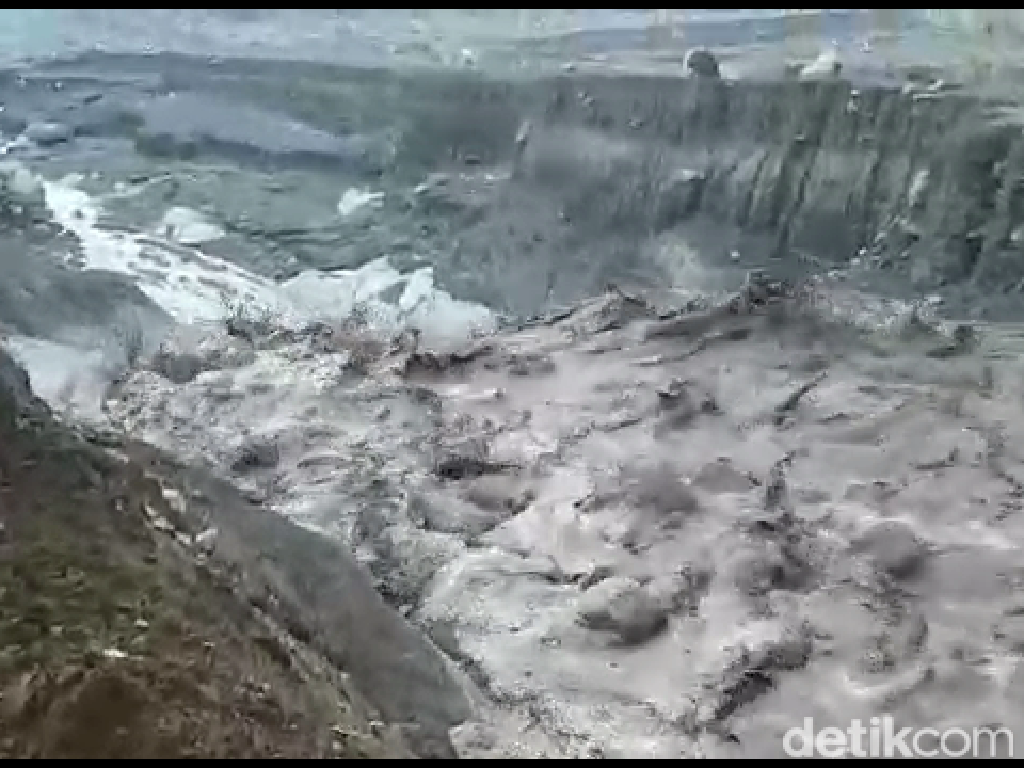 Banjir Lahar Dingin Bawa Material Vulkanik Semeru Terjang Sungai di Lumajang
