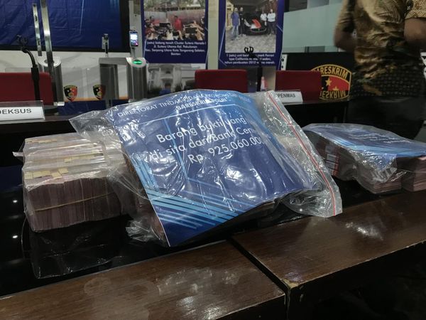 Wujud Gepokan Uang Hampir Rp 1 Miliar dan Tesla Bukti Kasus Indra Kenz