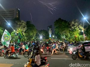 Bonek Konvoi Rayakan Kemenangan Persebaya Atas Bali United Bonek Konvoi Rayakan Kemenangan Persebaya Atas Bali United
