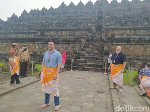 Bersandal Upanat, Puluhan Delegasi G20 Naik Candi Borobudur