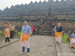 Bersandal Upanat, Puluhan Delegasi G20 Naik Candi Borobudur