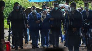 Duka Keluarga Korban di Lokasi Jatuhnya Pesawat Boeing 737-800