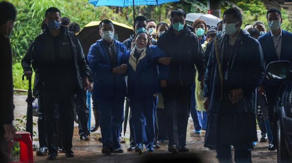 Duka Keluarga Korban di Lokasi Jatuhnya Pesawat Boeing 737-800