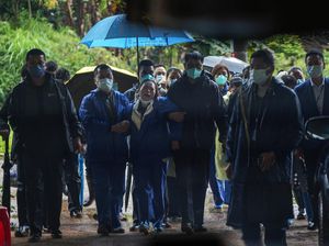 Duka Keluarga Korban di Lokasi Jatuhnya Pesawat Boeing 737-800