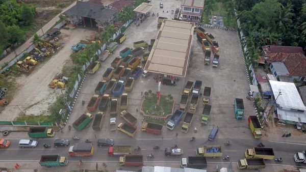Foto Udara Panjangnya Antrean Truk yang Hendak Isi Solar di Jambi