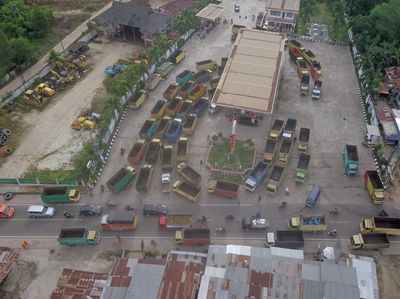 Foto Udara Panjangnya Antrean Truk yang Hendak Isi Solar di Jambi