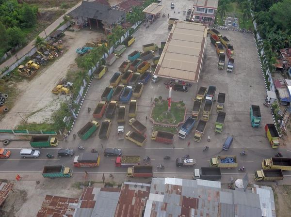 Foto Udara Panjangnya Antrean Truk yang Hendak Isi Solar di Jambi