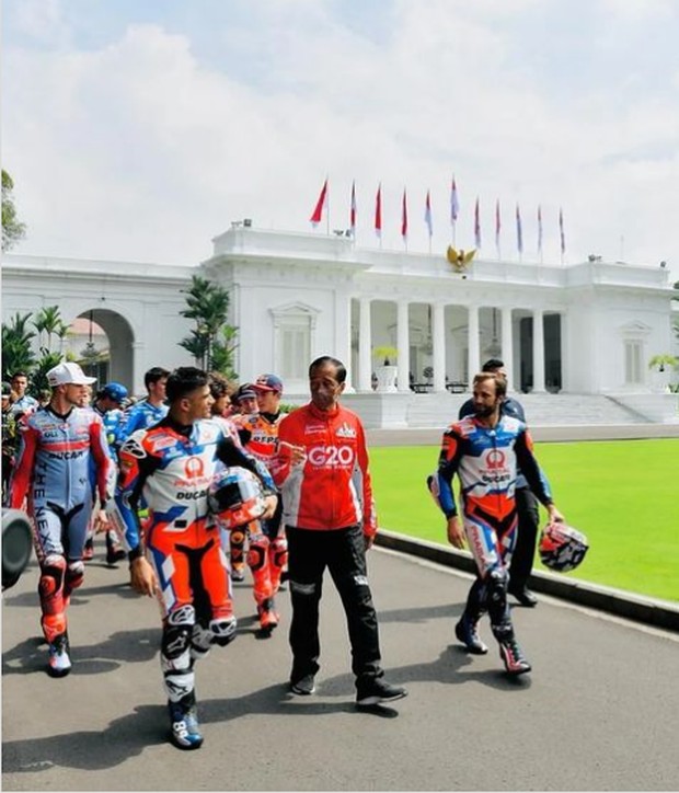 Presiden Joko Widodo mengenakan racer jacket berwarna merah dengan tulisan G20 saat menyambut pembalap MotoGP di Istana Merdeka
