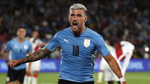 MONTEVIDEO, URUGUAY - MARCH 24: Giorgian De Arrascaeta of Uruguay celebrates after scoring the opening goal during a match between Uruguay and Peru as part of FIFA World Cup Qatar 2022 Qualifiers at Centenario Stadium on March 24, 2022 in Montevideo, Uruguay. (Photo by Raul Martinez - Pool/Getty Images)