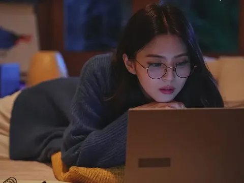 Han So-hee, pemeran Lee Eun-soo drama Soundtrack #1 (2022).