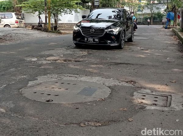 Duh... Sumur Resapan di Cipinang Indah Jaktim Bikin Jalan Rusak