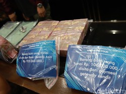 Melihat Uang Rp 1,1 Miliar Indra Kenz yang Disita Polisi