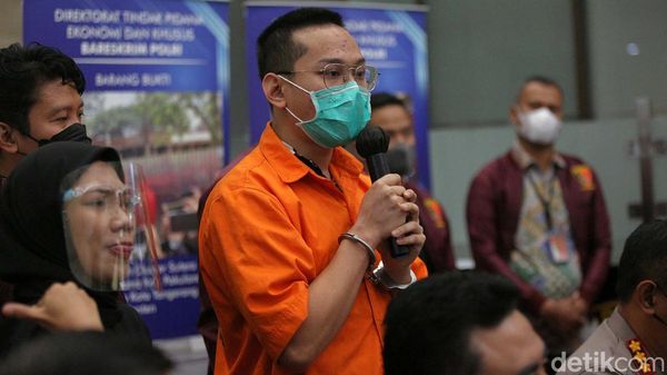 Mimik Indra Kenz Saat Berbaju Tahanan dan Tangan Terborgol