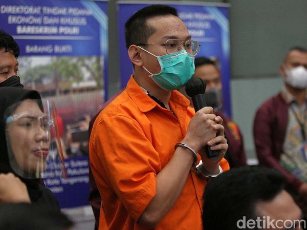 Mimik Indra Kenz Saat Berbaju Tahanan dan Tangan Terborgol