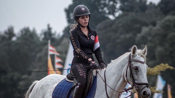 Gaya Inggrid Rhemanty Tunggangi Kuda Putih Bak Valkyrie