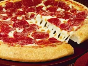 Iseng! Wanita Ini Sengaja Makan Pizza Pakai Saus di Depan Orang Italia