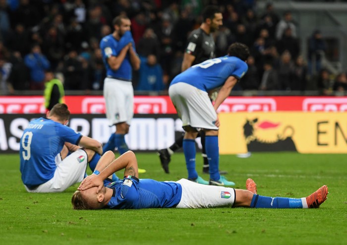 MILAN, ITALY - NOVEMBER 13:  Players of Italy dejected at the end of the FIFA 2018 World Cup Qualifier Play-Off: Second Leg between Italy and Sweden at San Siro Stadium on November 13, 2017 in Milan, Italy.  (Photo by Claudio Villa/Getty Images)