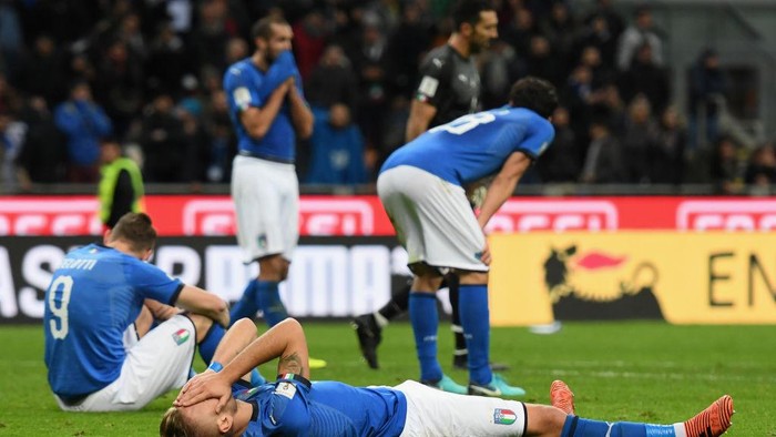 MILAN, ITALY - NOVEMBER 13:  Players of Italy dejected at the end of the FIFA 2018 World Cup Qualifier Play-Off: Second Leg between Italy and Sweden at San Siro Stadium on November 13, 2017 in Milan, Italy.  (Photo by Claudio Villa/Getty Images)