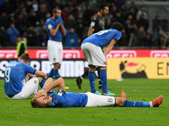 MILAN, ITALY - NOVEMBER 13:  Players of Italy dejected at the end of the FIFA 2018 World Cup Qualifier Play-Off: Second Leg between Italy and Sweden at San Siro Stadium on November 13, 2017 in Milan, Italy.  (Photo by Claudio Villa/Getty Images)